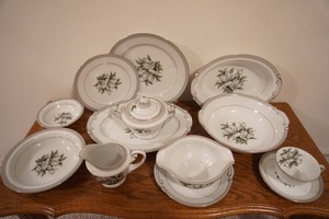 Collectible China WENTWORTH Yolanda Large Collection with Accessories and Dish Service Set of Twelve()