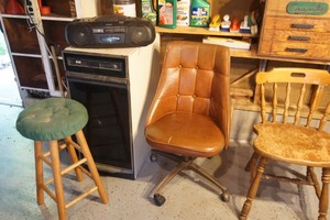lot 120 image: Vintage Kenmore Food Compactor (Elvis had one of these in his Graceland Kitchen)Click the link below to look inside Elvis Kitchen. 3 Chairs and Sony Radio in this lot too