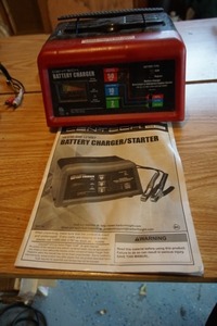 lot 102 image: Garage Automobile CEN-TECH Battery ChargerStarter