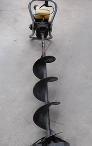 lot 20 image: GAS ICE AUGER 49 CC MODEL 50