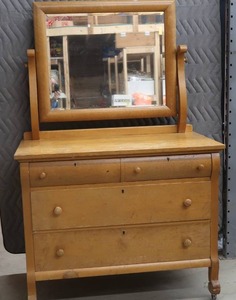 lot 26 image: BEAUTIFUL VINTAGE DRESSER