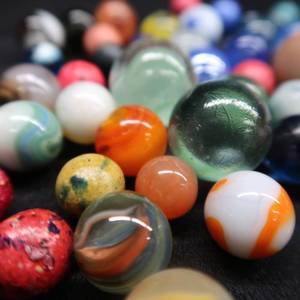 lot 44 image: COLLECTABLE VINTAGE MARBLES