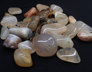 lot 77 image: AGATES