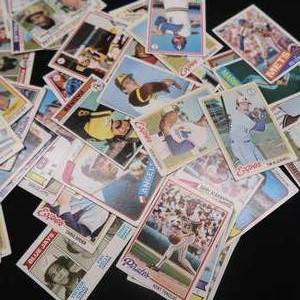 lot 78 image: 1970S  EARLY 80S  BASEBALL CARDS