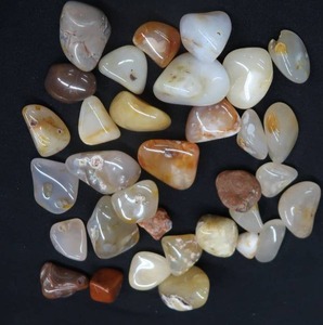 lot 79 image: AGATES