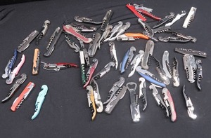 lot 80 image: LARGE AMOUNT OF  ASSORTED WINE KEYS