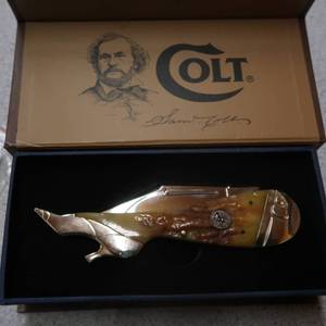 lot 94 image: NEW IN BOX COLT THE LEGEND CONTINUES BOXED KNIFE LADY LEG