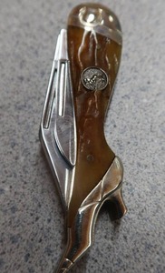 lot 95 image: THE LEGEND CONTINUES COLT BOXED FOLDING KNIFE LADY LEG