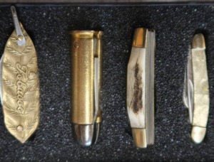 lot 98 image: 4 UNIQUE ITTY BITTY POCKET KNIVES