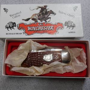 lot 103 image: WINCHESTER BUFFALO HEAD KNIFE IN ORIGINAL BOX.