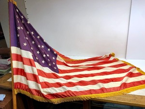 lot 92 image: Quality Vintaeg 1930s era US Flag wOriginal Period Cast Iron Stand