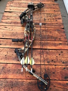 lot 104 image: Hoyt USA XT2000 Compound Bow