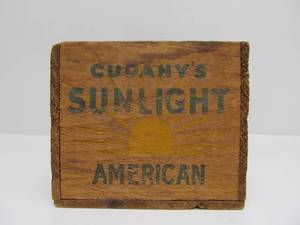 lot 199 image: Vintage Sunlight Cheese Box