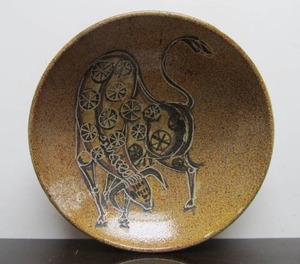 lot 213 image: Wonderful Mid Century Signed ALFARAZ Stoneware Serving Bowl wSpanish Bull