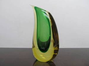lot 214 image: Signed Vintage Italian OGGETTI GreenYellow Sculptural Art Glass Vase