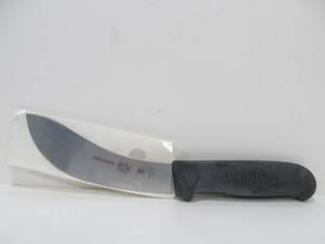 lot 173 image: Victorinox Swiss Made Forschner Skinning Knife