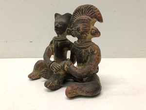 lot 262 image: Vintage Pre-Columbian Style Aztec Mayan Figural Sculpture of a Couple