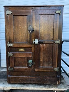 lot 366 image: Antique Oak BELKNAP Commander Ice Chest