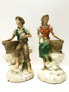 lot 322 image: Vintage Universal Statuary Corp Figuring Planter Statues wGathering Baskets