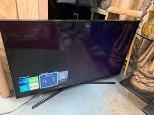 lot 391 image: Working SAMSUNG Model UN40J520DAF Smart TV wRemote - 40