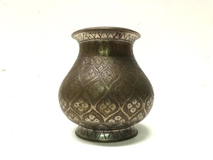 lot 372 image: Old Vintage Middle Easter Copper & Brass Pot