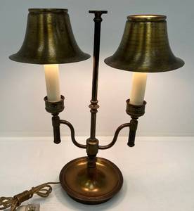 lot 8 image: Vintage Radiant Brass Two Light Table Lamp