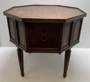 lot 10 image: Vintage Octagon Shaped Mid-Century Side Table 25 x 25 x 23 14T