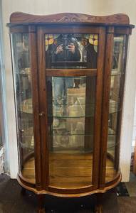 lot 13 image: Vintage Lighted Oak Curved Front Curio Cabinet 36 12W x 61 12T x 16D
