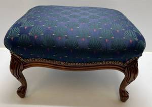 lot 20 image: Fancy Vintage Claw Foot Stool 21 x 17 x 13 12