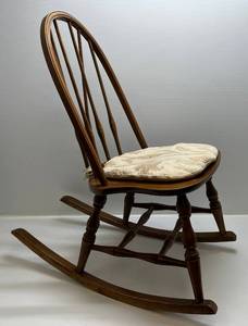 lot 21 image: Vintage Spindle Back Rocking Chair