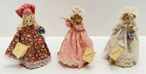 lot 68 image: 1980s Diane Freeman Handmade Felt Mouse Figurines Made In England