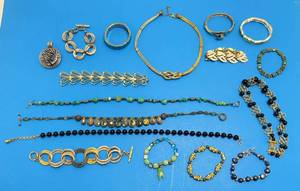 lot 109 image: Misc. Vintage Costume Jewelry & More