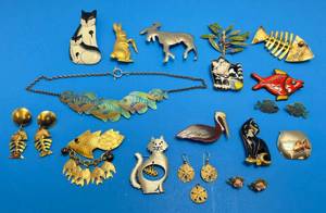 lot 111 image: Misc. Vintage Brooches