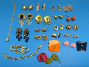 lot 115 image: Misc. Vintage Costume Jewelry Earrings & More