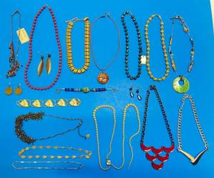 lot 117 image: Misc. Vintage Costume Jewelry & More