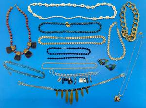 lot 118 image: Misc. Vintage Costume Jewelry & More