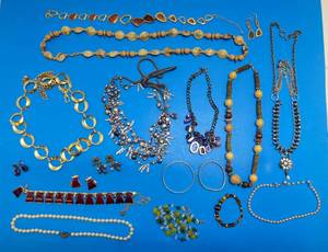 lot 121 image: Misc. Vintage Costume Jewelry & More