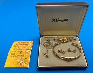 lot 132 image: Vintage Krementz 14K Jewelry Set (only Necklace Marked) Bracelet 8.41 G, Necklace 1.69 G, Brooch Pin 3.69 G, Earrings 2.01 G With Original Box