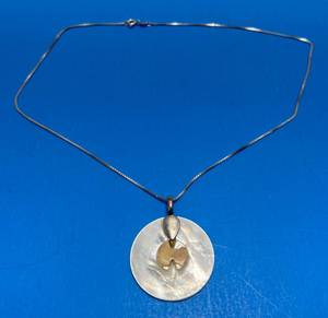 lot 148 image: Mother Of Pearl & Sterling Silver Necklace Weights 3.35 G Approx Weight