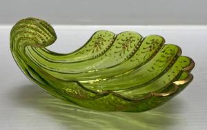 lot 191 image: Antique Exquisite Decorative Green Shell Shaped DishLamp Shade 9L x 6W x 4 12T Very Nice Some Wear Present On Gold