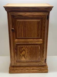 lot 226 image: Montanna Furniture Small Oak Cabinet 32T x 19 12W x 13D