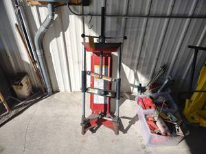 lot 17 image: Branick Model 7200 Strut Compressor...