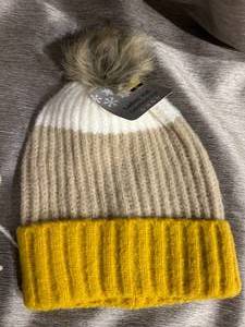 lot 64 image: NWT Womens Warm Weather Wear  Hat & Scarf