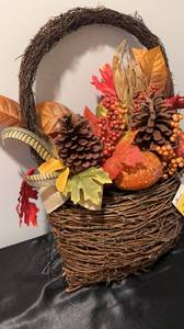 lot 12 image: NWT Harvest Welcome Wreath Basket Style