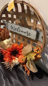 lot 10 image: NWT Harvest Fall Welcome Wreath