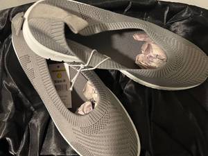 lot 19 image: NWT Womens Size 8 Slip On Grey Shoe