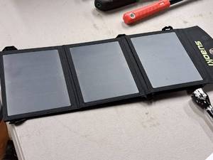 lot 179 image: Suaoki Folding 3-Panel Solar Charger