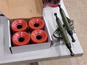 lot 214 image: Skateboard Accessories (used) - (2) 4130 Skateboard Trucks, (4) Road Rider Skateboard Wheels