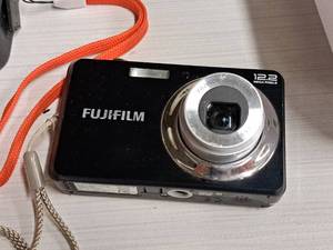 lot 197 image: Lot of (2) Cameras - Fujifilm 12.2 MP, Kidzoom Creator Cam 5.0 MP