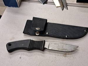 lot 48 image: Renegade 4 Knive with Sheath